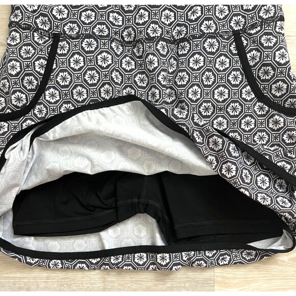 Sofibella Black White Tile Print Golf Skort Size S – Built-In Shorts, 15" Length - Picture 4 of 5